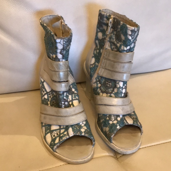 Eject Ankle Gorgeous Boots - Picture 2 of 10